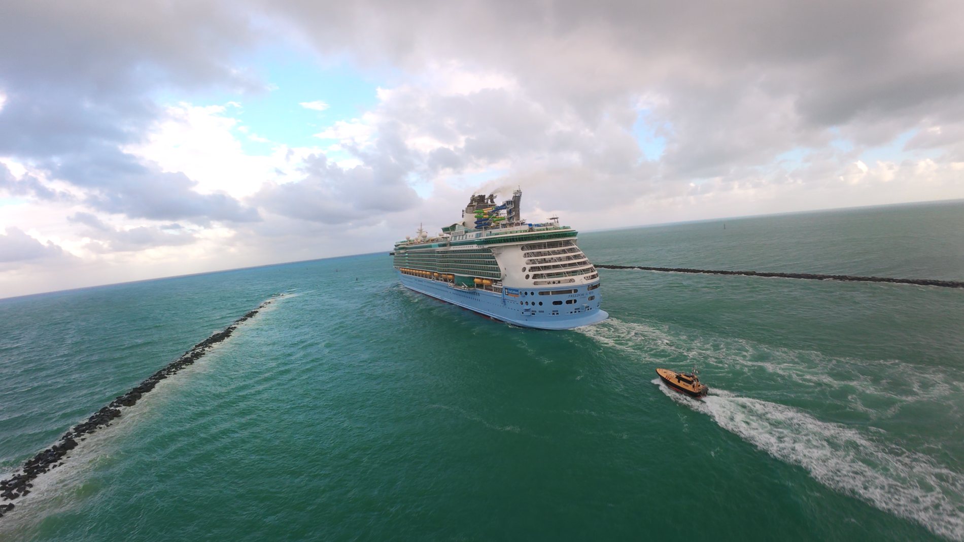 AeroVision Aufnahme – Kreuzfahrtschiff bei der Hafeneinfahrt